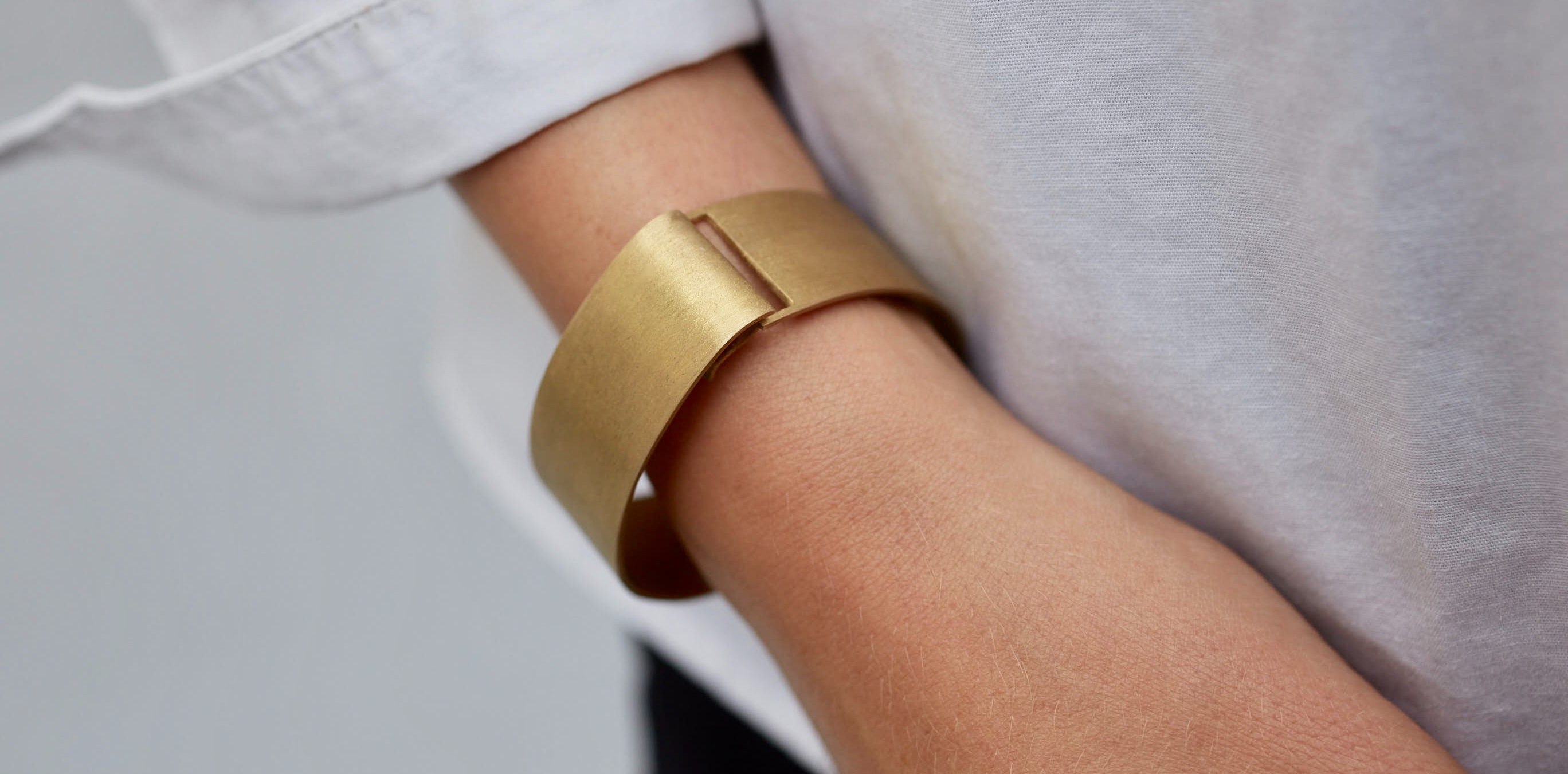 Gouden armband van Lydia Segers